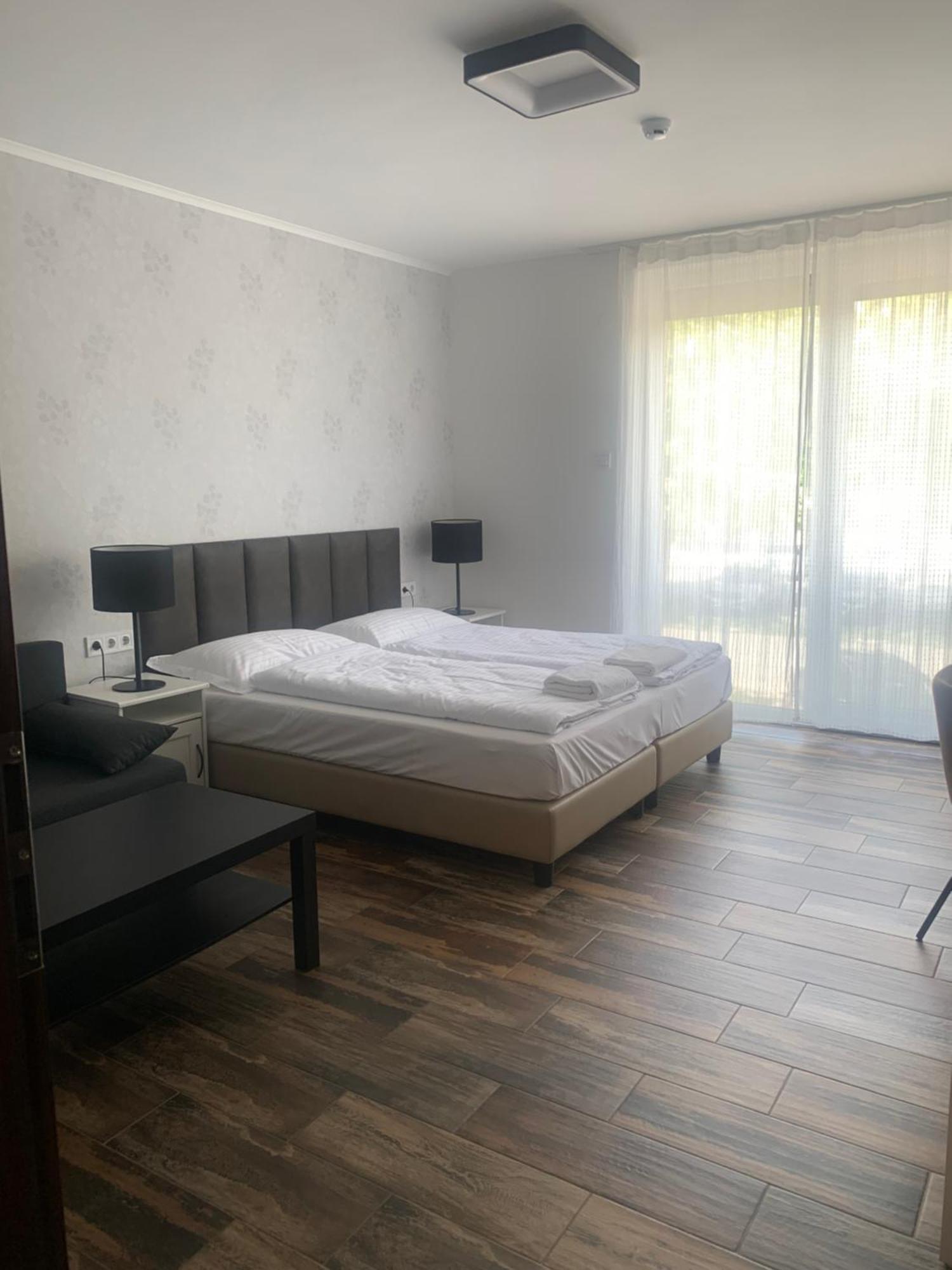 City Panzio Balatonlelle Εξωτερικό φωτογραφία